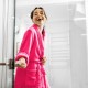 Dame qui porte le peignoir châle coton et bambou fuchsia