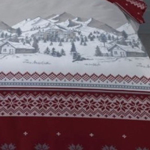 Zoom sur le dessin de la housse de couette Flanelle Navacerrada 140x200  cm, dessin chalet montagne