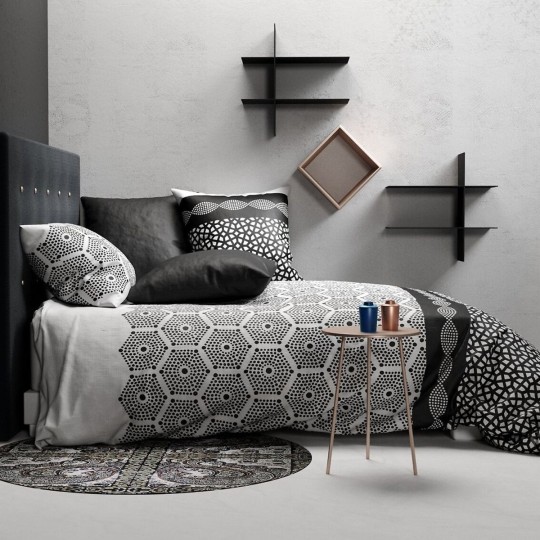 Housse de couette Pavage 220x240 cm coton 57 fils + 2 taies 63x63 cm. design graphique noir et blanc moderne.