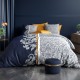 Housse de couette Arabesque 260x240 cm bleu marine, gris perle et safran. Motifs baroques orientaux, 100% coton.