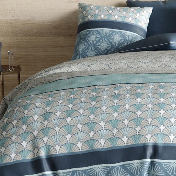 Housse de couette Zircon 260x240 motifs éventails bleu canard et gris Art Déco en coton avec taies d'oreiller carrées assorties.