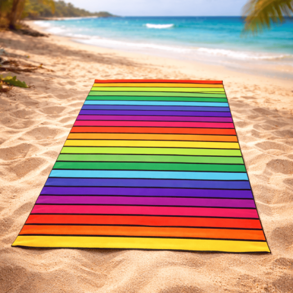 Serviette de plage au motif rayures multicolore, idéale pour les sorties plage cette été. 90x170cm, 100% coton fond plage
