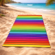Serviette de plage au motif rayures multicolore, idéale pour les sorties plage cette été. 90x170cm, 100% coton fond plage